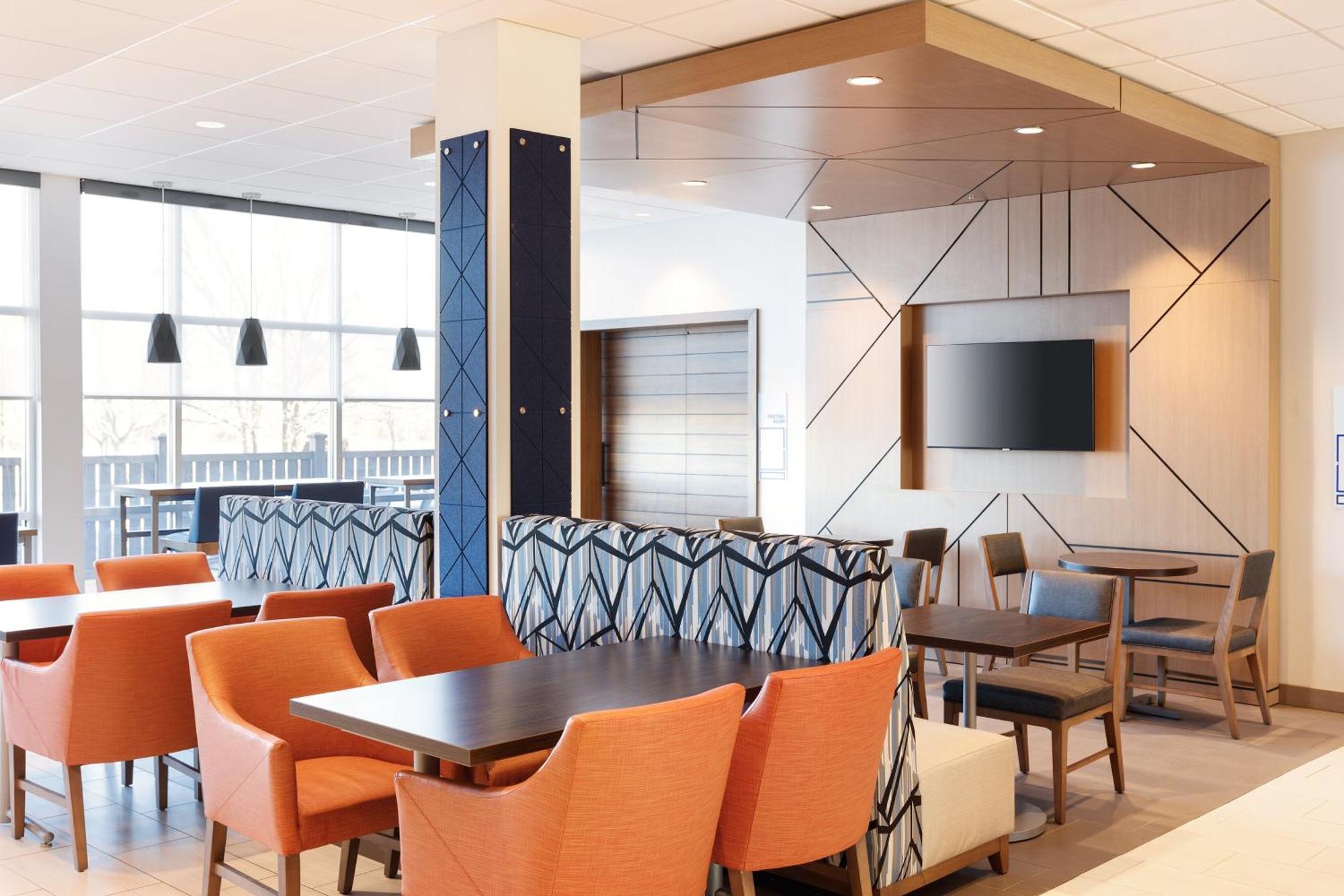 Express & Cleveland-streetsboro By Ihg Hotel 2*
