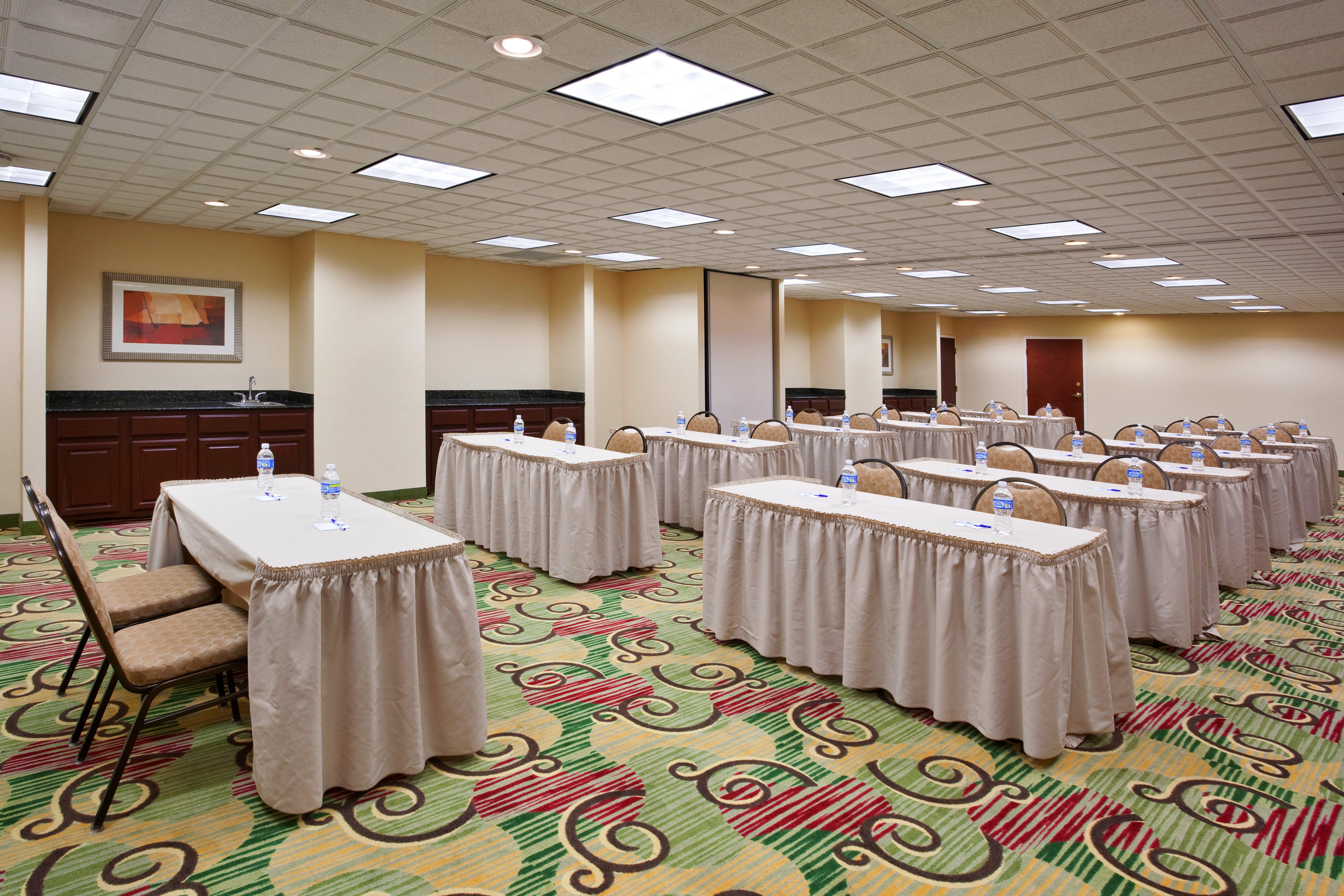 Express & Cleveland-streetsboro By Ihg Hotel 2*